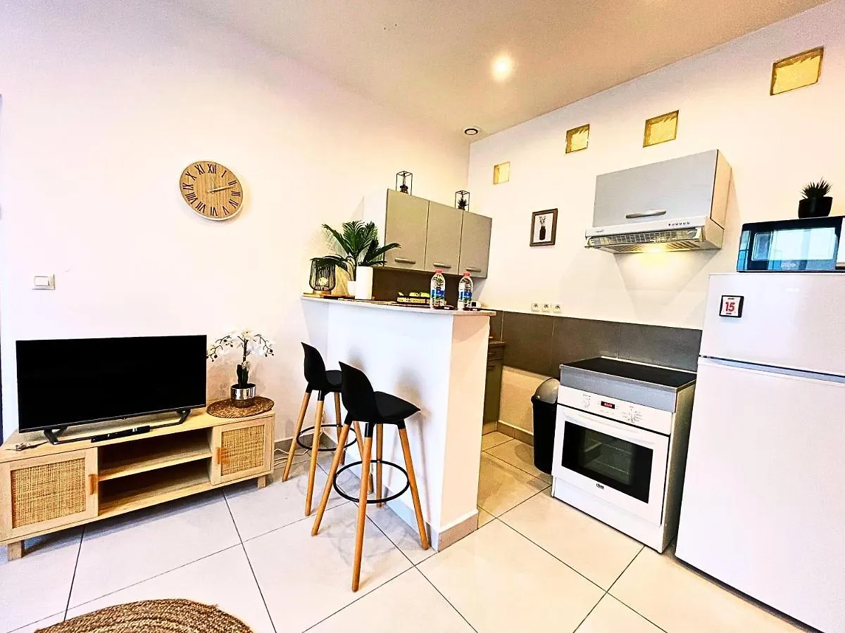 Apartamento Carre Rouge*Gare Sncf*Fibre Wifi Miramas